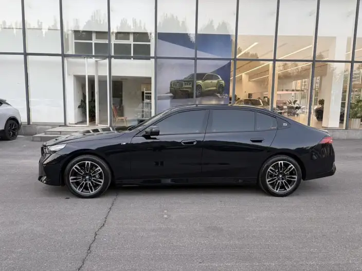 BMW 5 Series 2025 Model 530Li Leading Model M Sports Set – фото 3