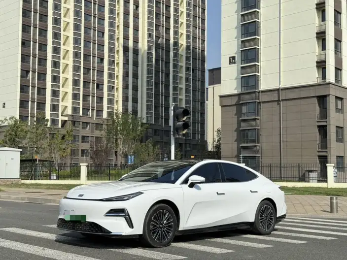 Geely Galaxy E8 PHEV 2025 Model 130km EM-i Premium Edition