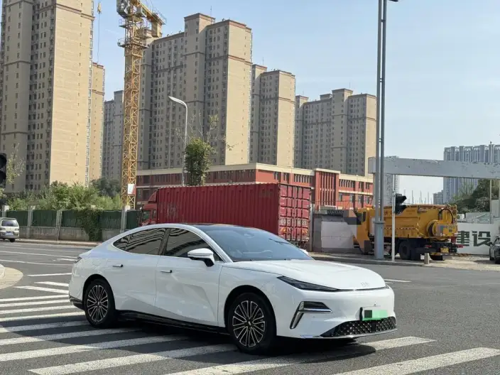 Geely Galaxy E8 PHEV 2025 Model 130km EM-i Premium Edition