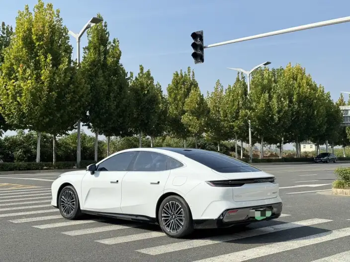 Geely Galaxy E8 PHEV 2025 Model 130km EM-i Premium Edition