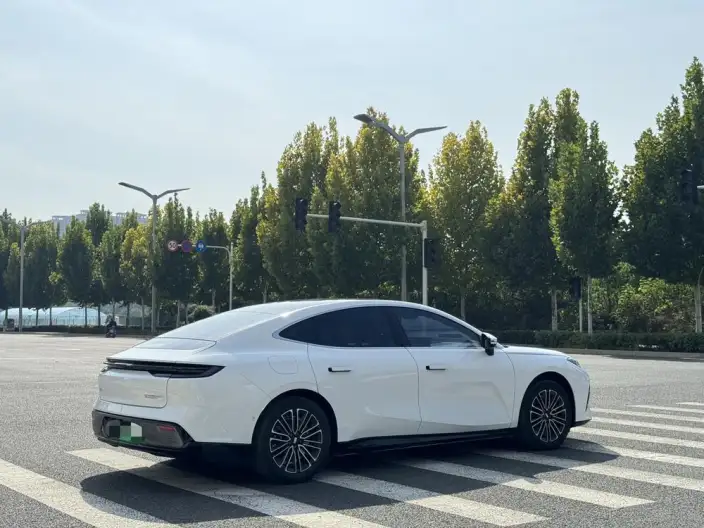 Geely Galaxy E8 PHEV 2025 Model 130km EM-i Premium Edition – фото 6