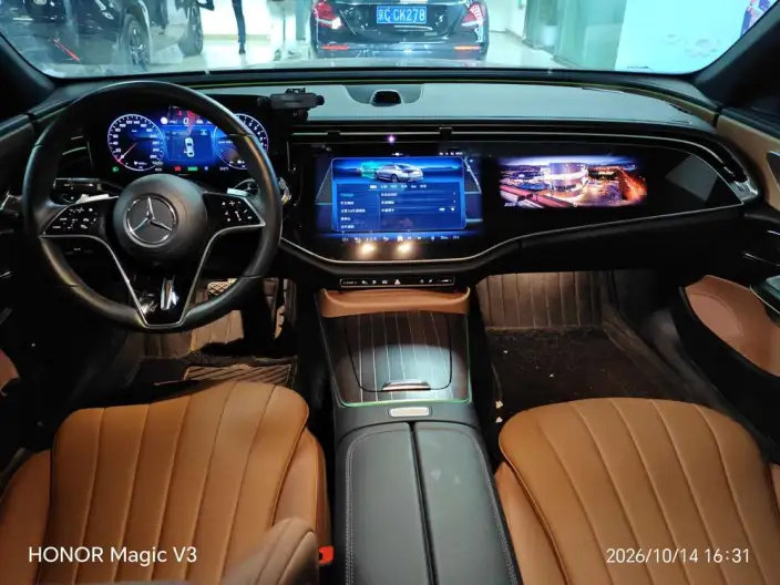 Mercedes-Benz E-Class PHEV 2024 Model E 350 e L sedan – фото 8
