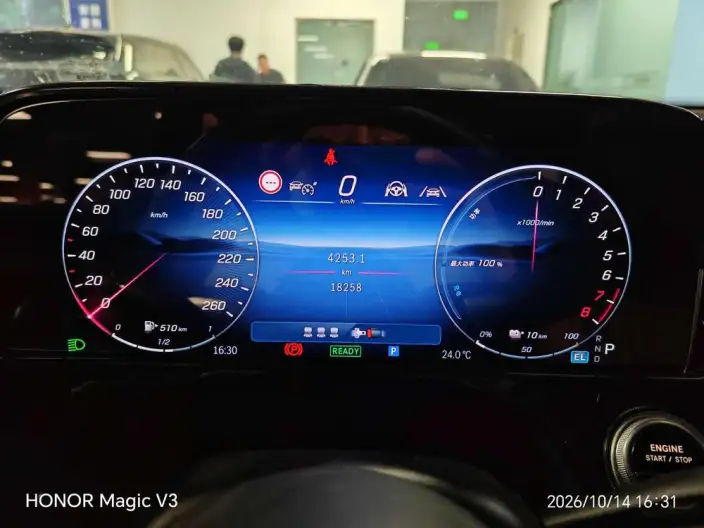 Mercedes-Benz E-Class PHEV 2024 Model E 350 e L sedan – фото 9