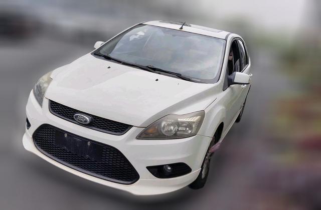 Ford Focus 2013 Hatchback Classic 1.8L Automatic Fashion – фото 1