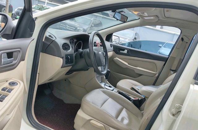 Ford Focus 2013 Hatchback Classic 1.8L Automatic Fashion – фото 2