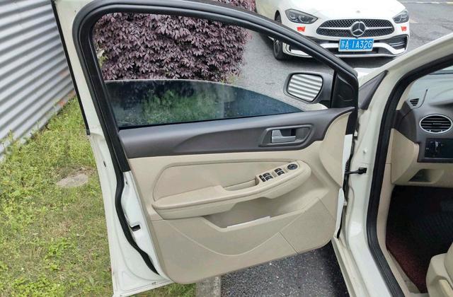 Ford Focus 2013 Hatchback Classic 1.8L Automatic Fashion – фото 3
