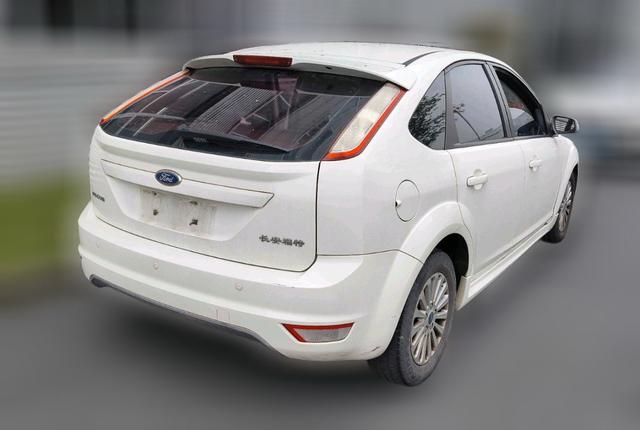 Ford Focus 2013 Hatchback Classic 1.8L Automatic Fashion – фото 4