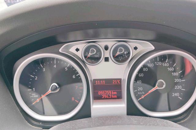 Ford Focus 2013 Hatchback Classic 1.8L Automatic Fashion – фото 6