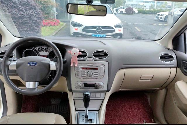 Ford Focus 2013 Hatchback Classic 1.8L Automatic Fashion – фото 7