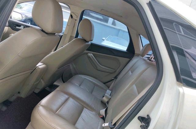 Ford Focus 2013 Hatchback Classic 1.8L Automatic Fashion – фото 8