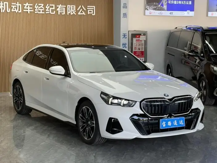 BMW 5 Series 2026 Model 525Li M Sports Set – фото 3