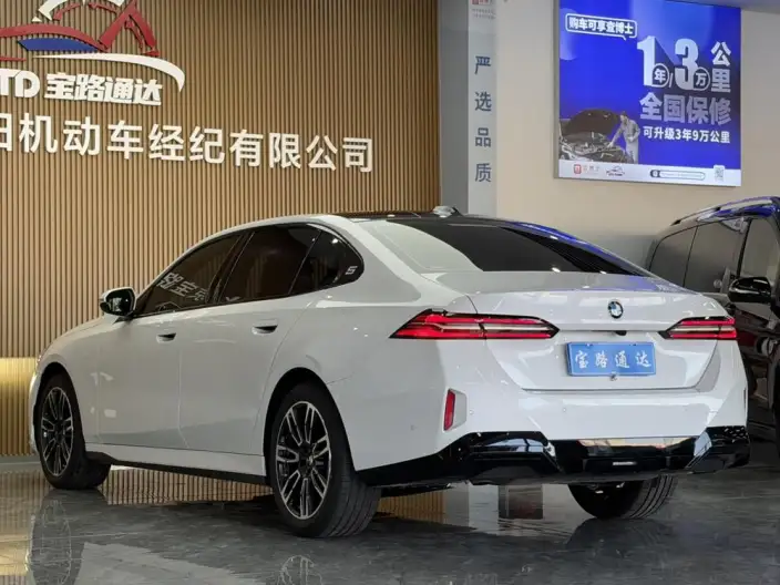 BMW 5 Series 2026 Model 525Li M Sports Set – фото 4