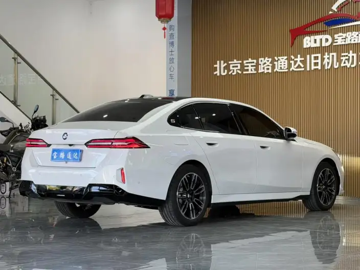 BMW 5 Series 2026 Model 525Li M Sports Set – фото 6
