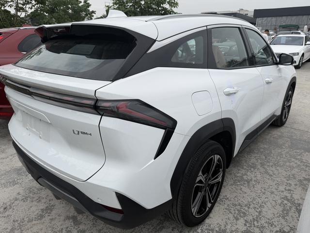 Geely Galaxy L7 2025 модификация 1.5L EM-i 115km Tiggo Edition