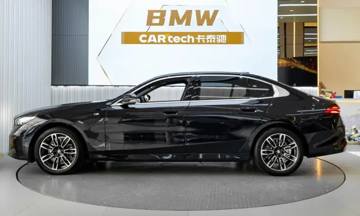 BMW 5 Series 2024 Model 525Li M Sports Set – фото 3