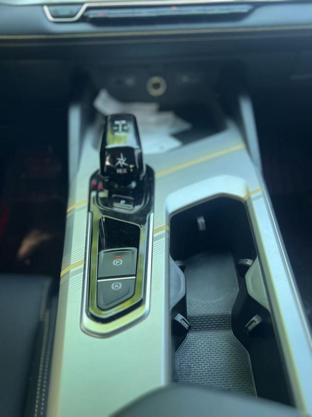 Emgrand L HiP 2024 модификация 1.5TD-DHT Pro Champion Edition 100KM Transcendent – фото 8