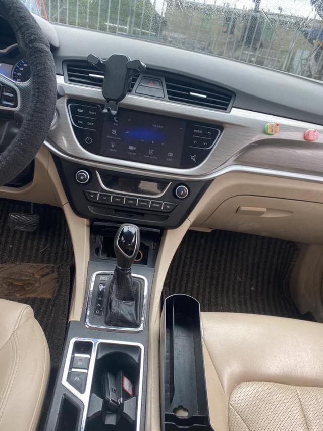 Geely Emgrand 2016 модификация Тройная литиевая батарея кузов 1.5L CVT Luxury – фото 4