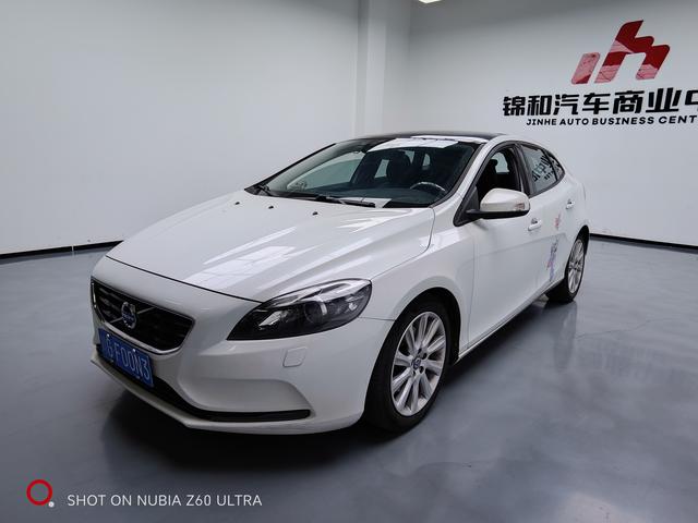 Volvo V40 2015 модификация 1.6T Smart Yi Edition – фото 1