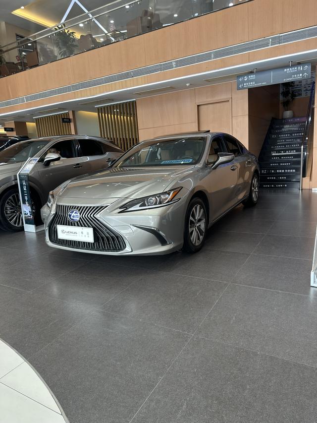 Lexus ES 2021 300h Excellence