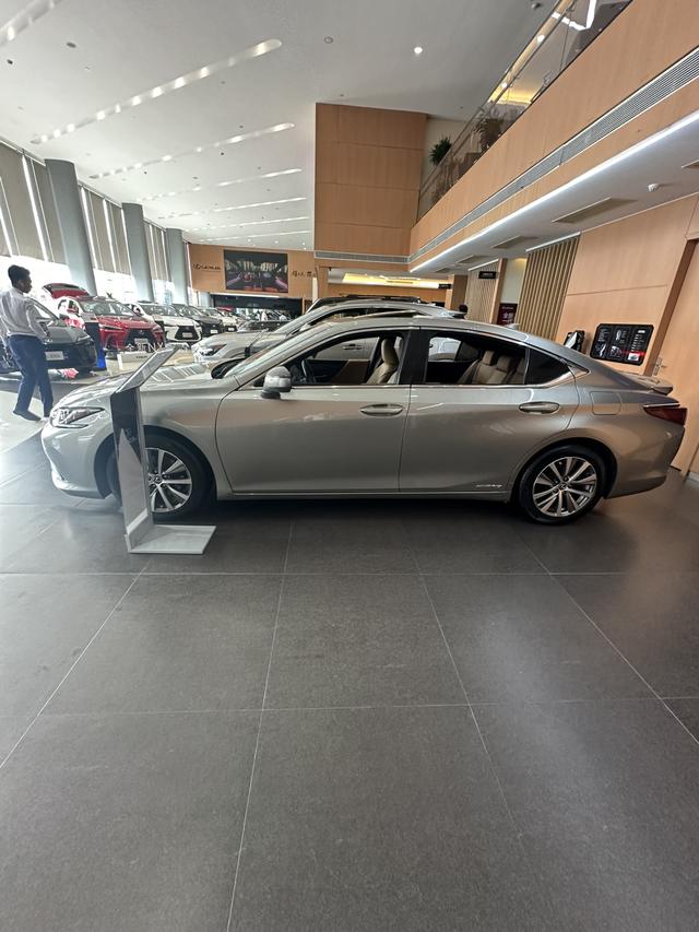 Lexus ES 2021 300h Excellence