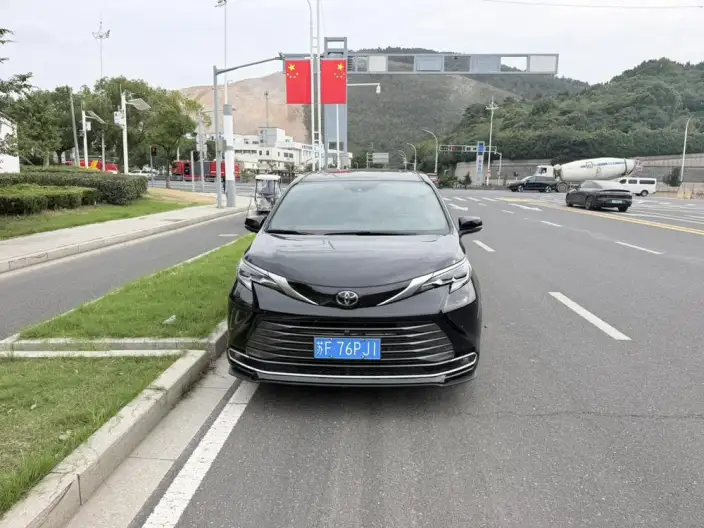 Toyota Sienna 2024 Model Hybrid 2.5L 4WD Premium Edition