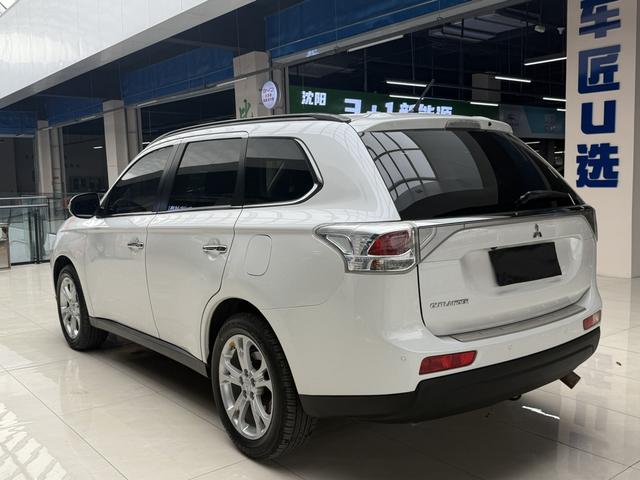 Mitsubishi Outlander Imported 2013 2.4L 4WD Luxury Navigation 5-Seat