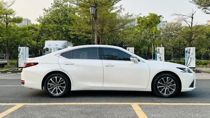 Lexus ES 2025 Model 300h Premium – фото 8