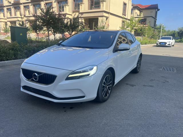 Volvo V40 2017 T3 Intelligent Refined – фото 1