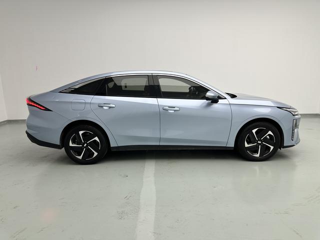 Geely Galaxy L6 2025 модификация 1.5 EM-i DHT 140KM Galaxy Edition – фото 8