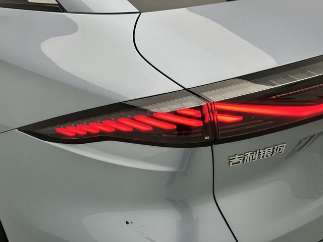 Geely Galaxy L6 2025 модификация 1.5 EM-i DHT 140KM Galaxy Edition – фото 20