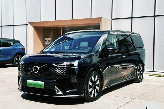 Volvo EM90 2025 Ultra 6-Seater