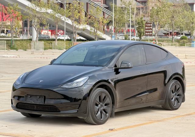 Tesla Model Y 2023 RWD – фото 1
