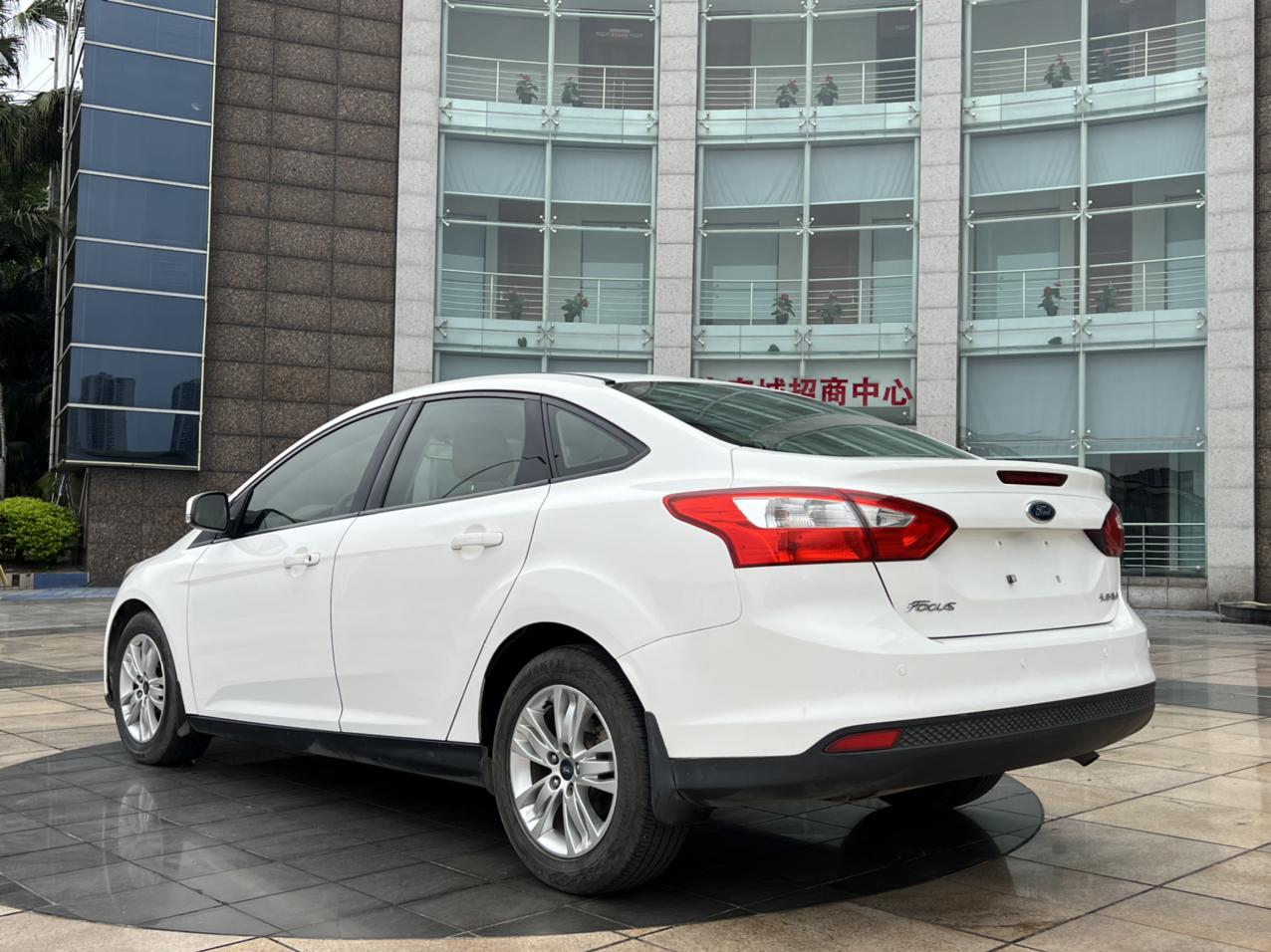 Ford Focus Sedan 2012 1.6L Automatic Comfort – фото 4
