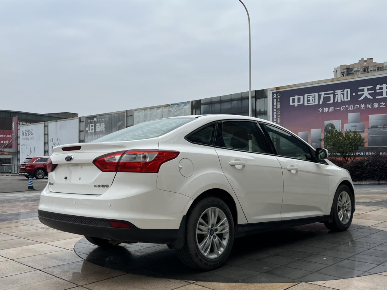 Ford Focus Sedan 2012 1.6L Automatic Comfort – фото 6