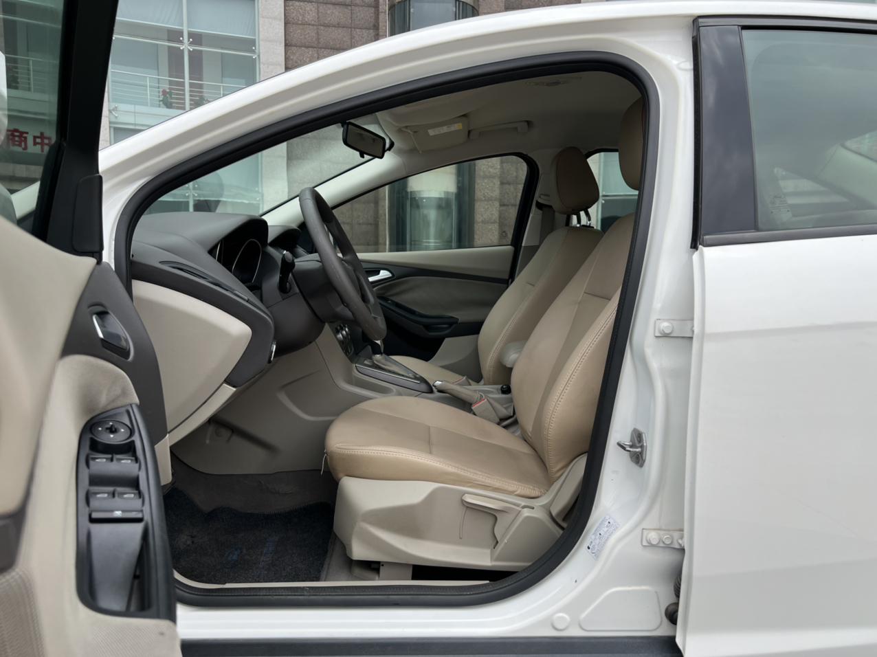 Ford Focus Sedan 2012 1.6L Automatic Comfort – фото 8