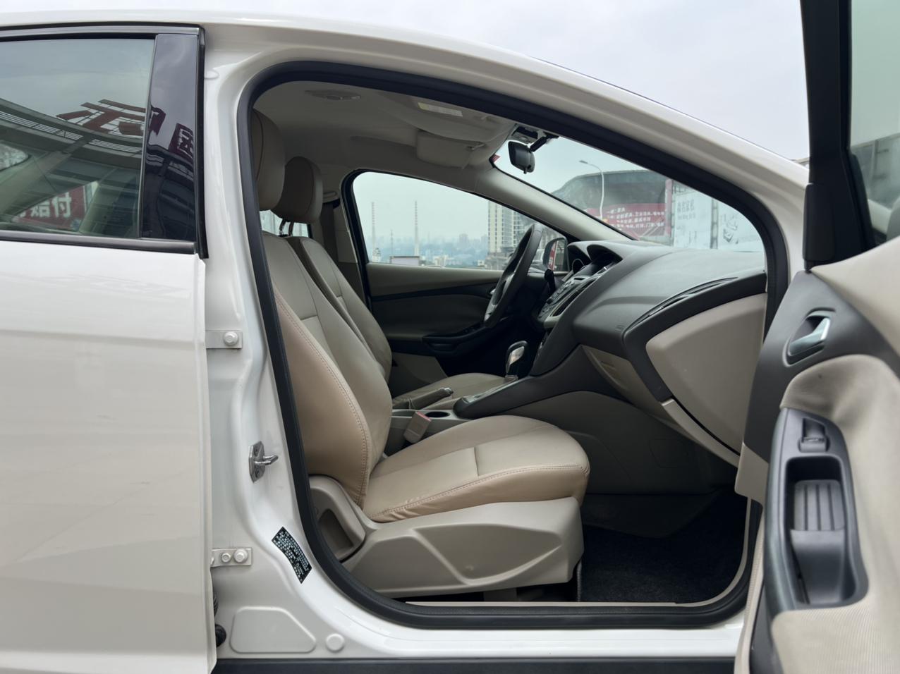 Ford Focus Sedan 2012 1.6L Automatic Comfort – фото 9