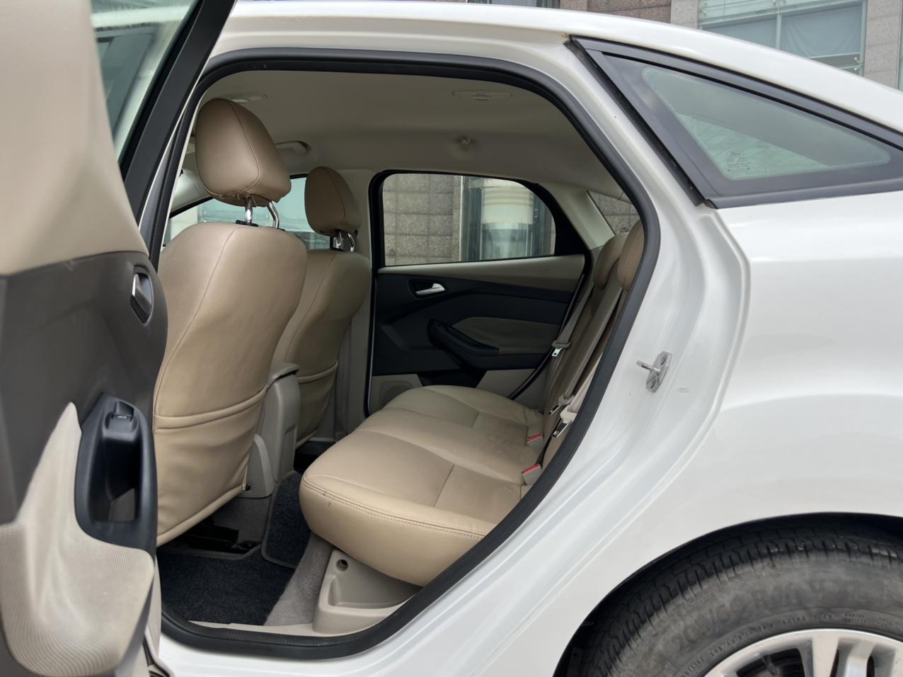 Ford Focus Sedan 2012 1.6L Automatic Comfort – фото 17