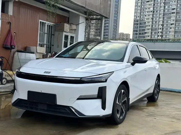 Geely Galaxy L6 2023 Model 1.5T DHT 60km PLUS – фото 1