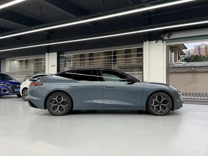 **Lynk & Co Z10** 2024 Model STARBUFF 95kWh 766km Rear Drive – фото 7