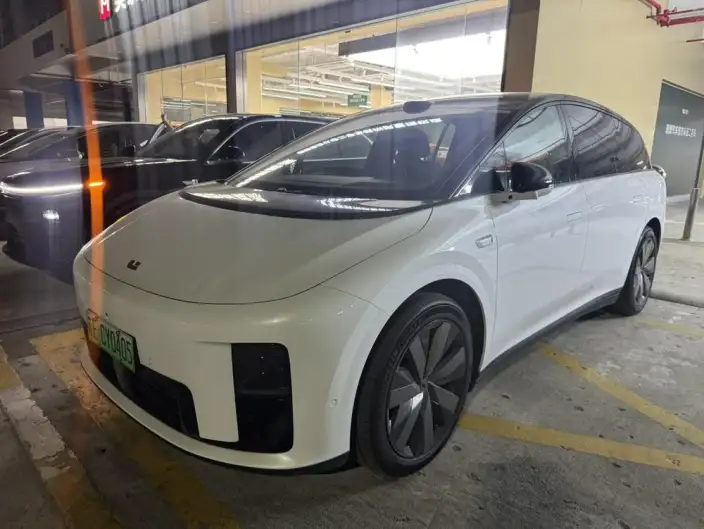 Li Auto i8 2025 Model Standard Edition – фото 1