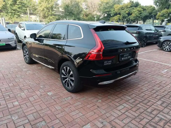 Volvo XC60 2025 Model B5 4WD Smart Range Deluxe Edition – фото 4