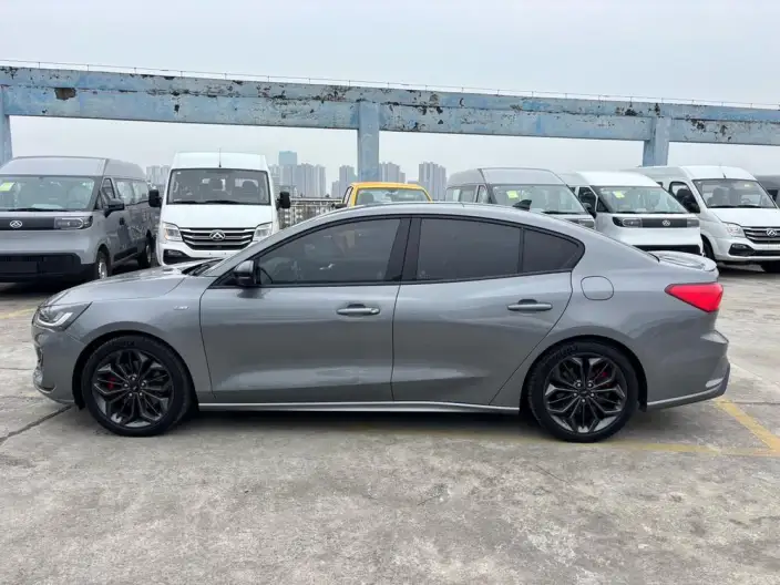 Ford Focus 2022 Model Sedan EcoBoost 180 Automatic ST Line – фото 4