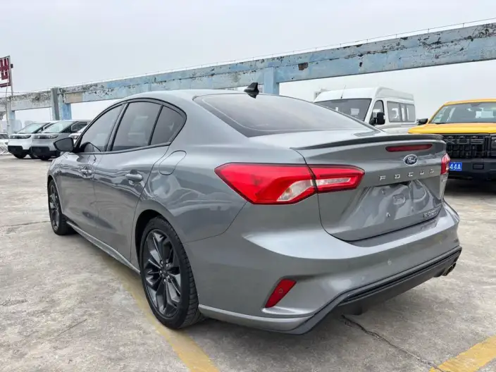 Ford Focus 2022 Model Sedan EcoBoost 180 Automatic ST Line – фото 5