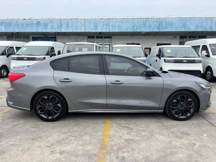 Ford Focus 2022 Model Sedan EcoBoost 180 Automatic ST Line – фото 8