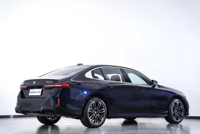 BMW 5 Series 2025 Model 530Li Leading Model M Sports Set – фото 5