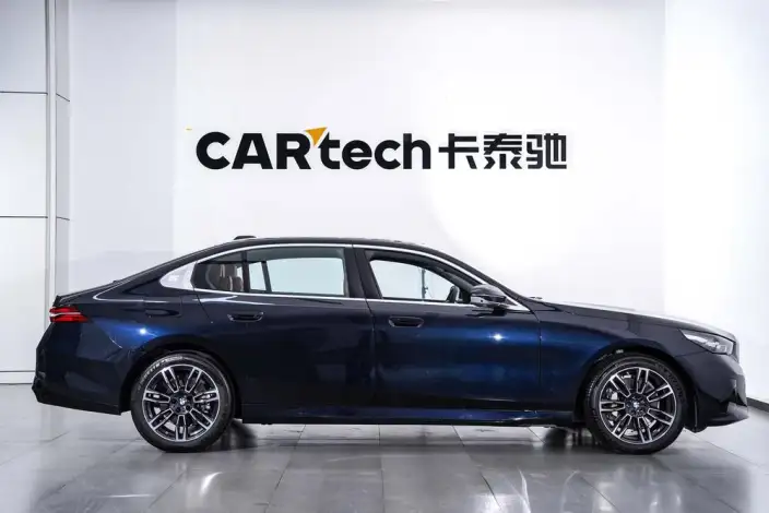 BMW 5 Series 2025 Model 530Li Leading Model M Sports Set – фото 6