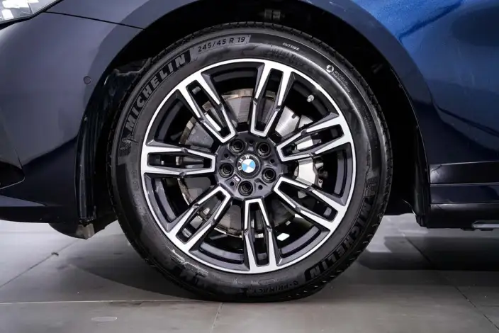 BMW 5 Series 2025 Model 530Li Leading Model M Sports Set – фото 10