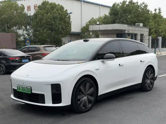 Li Auto i6 2025 Model 4WD Standard Edition – фото 1