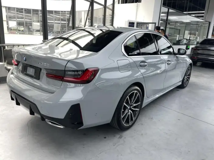 BMW 3 Series 2025 Model 325i M Sports Set – фото 6