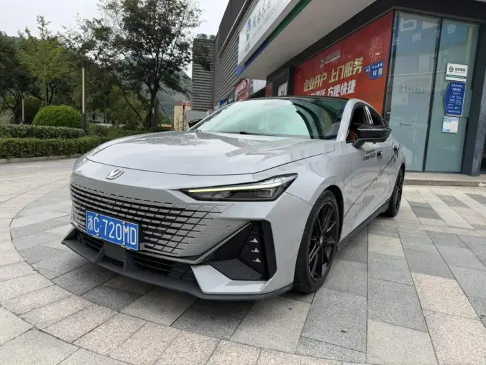 Changan UNI-V 2022 Model 1.5T Smart Pilot Model – фото 1
